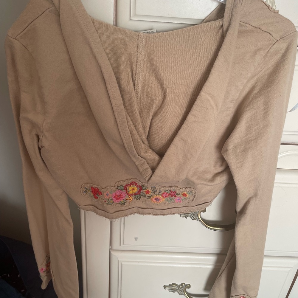 Cropped shirt with button and flowers - Picture 9 of 12